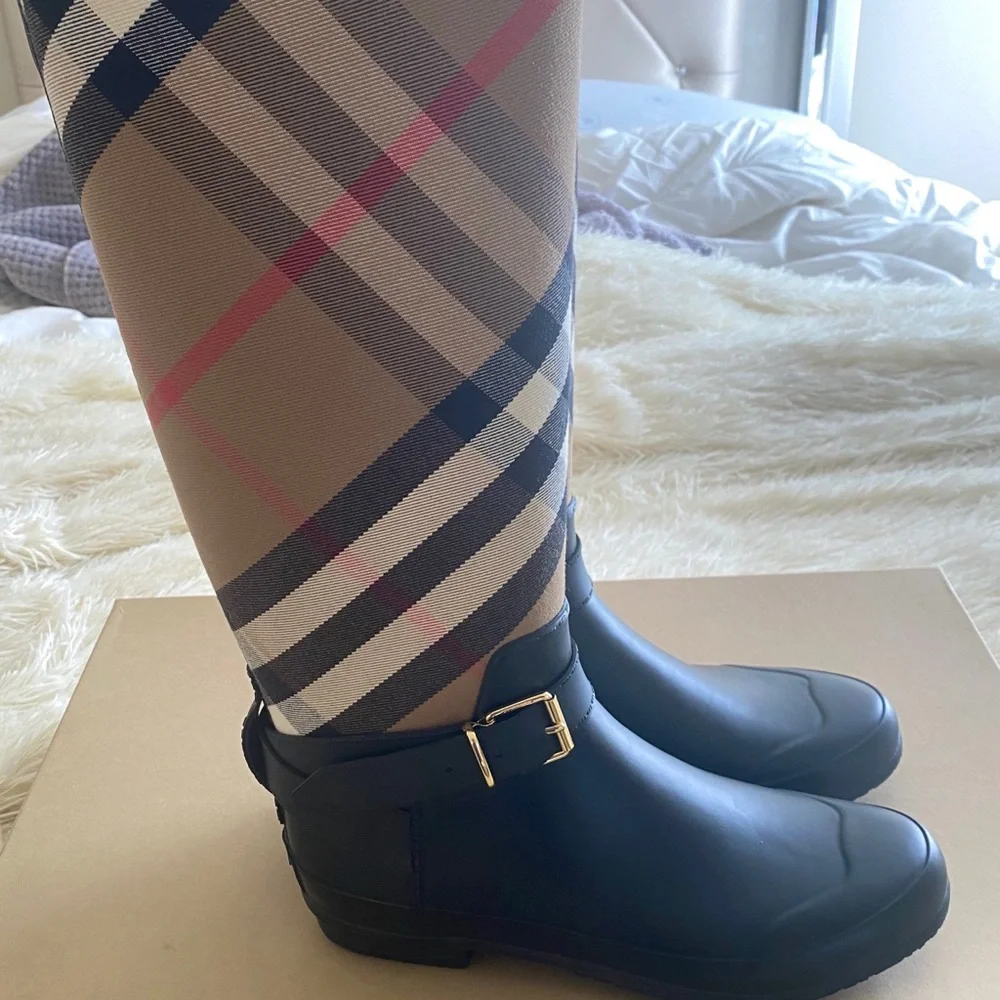 Burberry check rain boot (fits sizes 9-10) - Picture 6 of 13